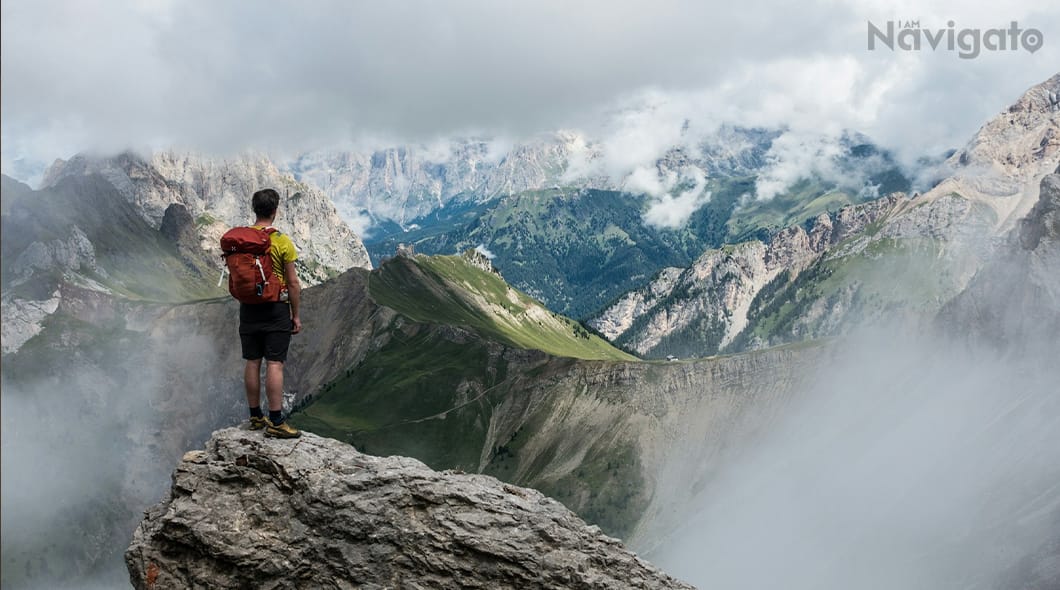 10 Must-Have Items to Carry on Hiking or Trekking Trips
